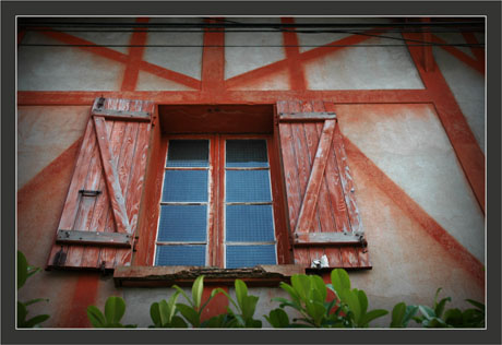 BLOG-DSC_8754-fenêtre rouge Lamothe