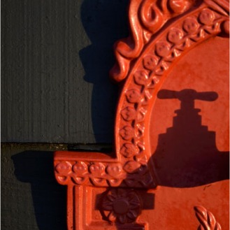 BLOG-DSC_09977-ombre robinet fontaine fonte rouge cabane