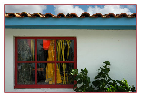 BLOG-DSC_7935-fenêtre rouge & bandeau bleu
