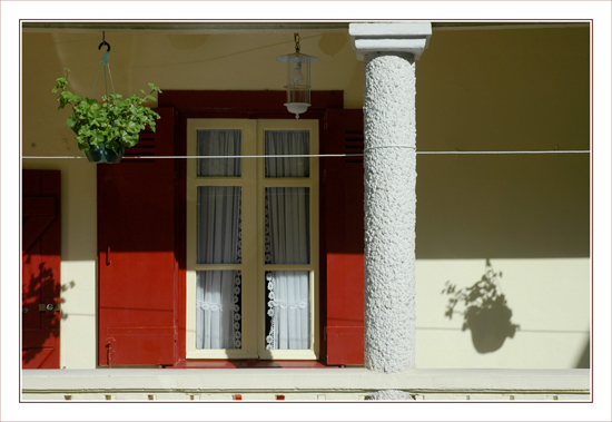 BLOG-DSC_9839-fenêtre rouge & ombre géranium