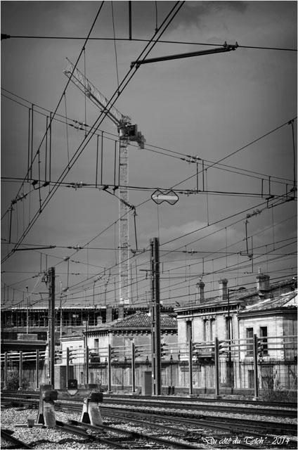 BLOG-DSC_28989-rails Bordeaux St Jean et grue chantier rue Terres des Bordes N&B