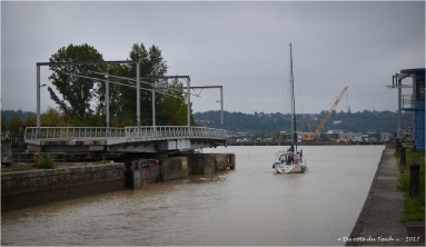 BLOG-DSC_41451-passage écluse et pont tournant bassins à flot Bordeaux