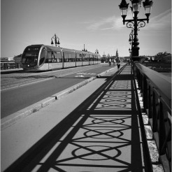 BLOG-DSC_44842-2-ombre et tram pont de pierre Bordeaux N&B1